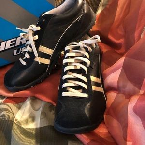 Pretty Skechers sneakers, never worn; 9M